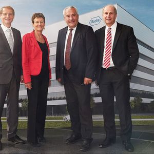 (v.l.n.r.) Claus Haberda, Werkleiter Roche Penzberg, Dr. Ursula Redeker, Sprecherin der Geschäftsführung der Roche Diagnostics GmbH, der Bayerische Kultusminister Dr. Ludwig Spaenle sowie Edgar Vieth, Geschäftsführer Personal von Roche Diagnostics beim Richtfest des neuen Labor- und Bürogebäudes am Roche-Standort Penzberg
