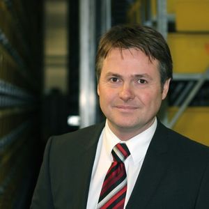 Christian Strauch, Igus: „Die Kettenserie E2/000 ist ein Allrounder im mehr als 70 000 Teile umfassenden Baukasten für fast jede Energiezuführung.“ Bild: Igus