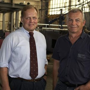 2 Heinrich Baumgärtel (links), SIBAU-Geschäftsführer:  „Seit einem Jahr können wir unsere Hauptbeschäftigung – das Schweißen – noch produktiver gestalten“, mit Olaf Krause, Schweißfachingenieur im Unternehmen: „Blech beginnt bei uns ab 10 Millimeter Dicke“ Bilder 2,4,5: EWM HIGHTEC WELDING