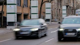 Die Filter-Cubes senken ab sofort auch die Belastung der Atemluft am Stuttgarter Neckartor mit NOx. (Mann + Hummel)