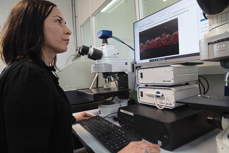 Natalia Lazarova, Schichtleiterin in Produktion und Messtechnik, am Zeiss Axio Imager.Z2m. (Bild: Carl Zeiss AG)