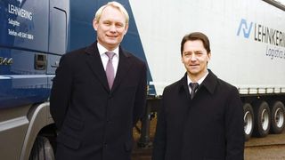 Lehnkering-CEO Cees van Gent (links) und Frank Schulz, Vorsitzender der Geschäftsführung Arcelor Mittal Eisenhüttenstadt, vor einem der Lehnkering-Lkw, die täglich Eisenhüttenstadt anfahren. Bild: Lehnkering (Archiv: Vogel Business Media)