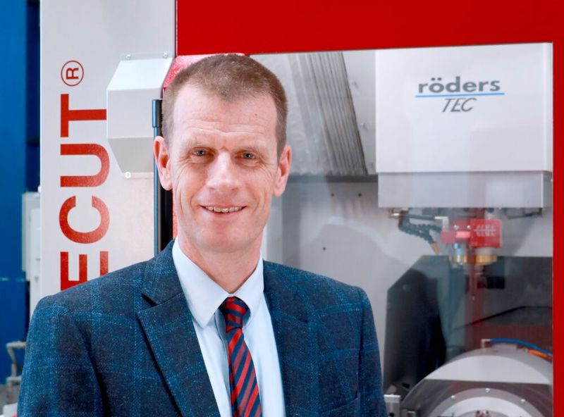 „Auf der METAV 2022 zeigen wir die Leistungsfähigkeit unserer Maschinen in einer Live-Fräsbearbeitung. Für eine weitere Steigerung der Werkzeugstandzeit und Oberflächengüte werden wir dort auch unseren Mediumverteiler vorstellen, der eine optimale Minimalmengenschmierung bietet“, so Prokurist Dr. Oliver Gossel.    (Röders GmbH)