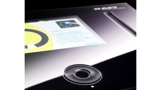 Alles aus einem Guss: Bedienelemente und Touchscreen sind unter einer durchgehenden Glasoberfläche vereint (Archiv: Vogel Business Media)