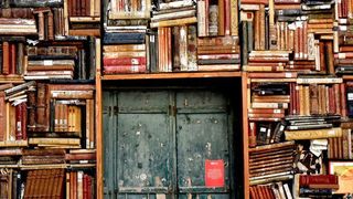 Wissen ist Macht – doch wenn sich dieses nur in den Köpfen der Mitarbeiter oder auf Papier befindet, können durch den Fachkräftemangel für Unternehmen schnell große Wissenslücken entstehen. (gemeinfrei)