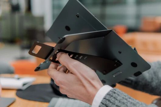 Die flexible Lasche zum Einstellen der sieben Höhenstufen sorgt für einen einfachen und schnellen Aufbau Ihres Laptops. Die Anti-Rutsch-Füße für einen sicheren Stand und eine Schaumstoffauskleidung zum Schutz Ihres Geräts vor Kratzern runden die Ausstattung des FlexTop 170 ab. (Bild: Bakker Elkhuizen)