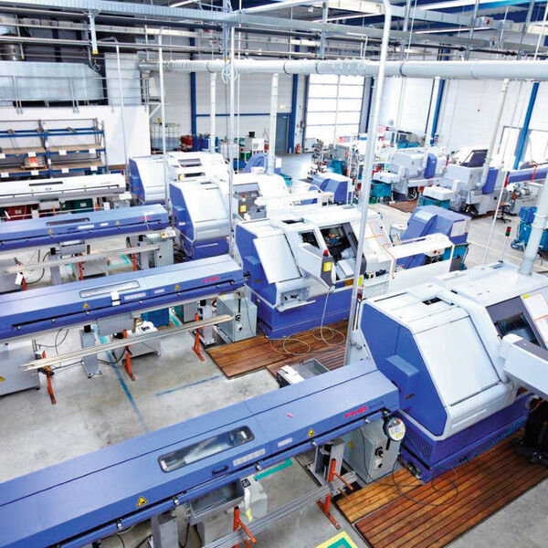 Blick in die 2014 neu bezogene Werkhalle: Die Präzisionsdrehteile werden heute auf über 20 CNC-Maschinen von DMG, Star und Traub erstellt. (Bild: Amo-Tec)