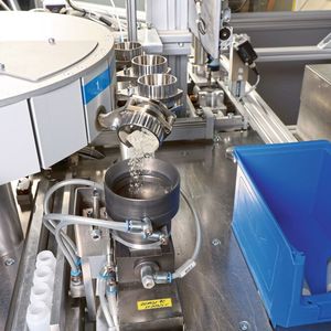 Blick auf die Dosiereinrichtung der Polab Cal-Lösung Das Zement- oder Klinkerpulver wird mit einer Vibrationsförderrinne für die isotherme Wärmeflussmessung präzise dosiert.(Bild:  ThyssenKrupp)