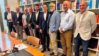 Sieben Händler haben den BYD-Partnerverband gegründet. Andreas Knipp (JST Senger GmbH, Mitte) übernimmt die Rolle des ersten Vorstandsvorsitzenden. (Bild: BYD-Partnerveband)