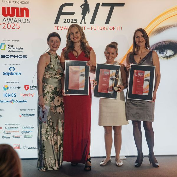 Die Gewinnerinnen aus dem Bereich »Women in IT « | Kategorie » Start Up«. Doris-Muriel Finckh (Silber), Annika Wägenbauer (Gold) und Marion Schleifer (Platin). (Bild: Manuel Emme Fotografie)