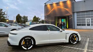 Bei AVP gibt es in Plattling nun auch einen E-Mobility-Showroom. (Bild: Seyerlein/VCG)
