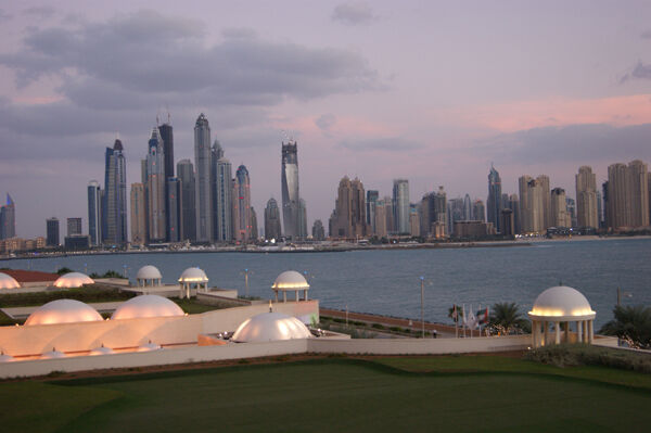 ...und so schön kann der Blick am Abend auf die Skyline von Dubai sein. (Archiv: Vogel Business Media)