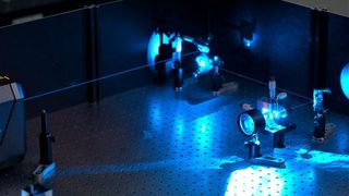 Gut 20 Prozent des globalen Energiebedarfs schluckt die Beleuchtungstechnik. Forschende am Fraunhofer-IPT in Aachen wollen mit smarten Optiken mit Nanostrukturen dagegen etwas tun. (Fraunhofer-IPT)