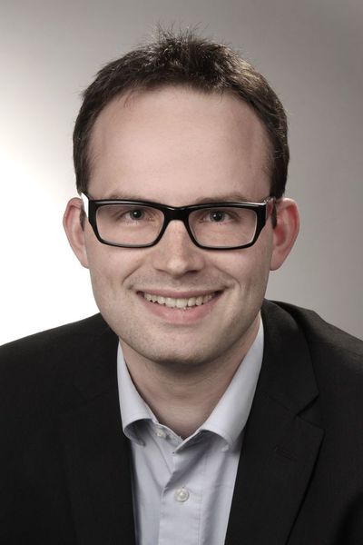 Nach seiner Berufsausbildung zum Fachinformatiker hat Thomas Werner an der Universität Lüneburg Rechtswissenschaften und Wirtschaftspsychologie studiert. Bei der TÜV Rheinland i-sec GmbH ist er heute als Consultant für Datenschutz und Informationssicherheitsmanagement tätig. Er berät Banken und Konzerne bei der Umstellung vom Bundesdatenschutzgesetz auf die EU-Datenschutzgrundverordnung. (TÜV Rheinland i-sec GmbH )