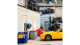 In der Sportwagen-Werkstatt von Thomas Gerhofer sorgt ein Warmluftheizgerät für angenehme Wärme.   (Puls-Air)