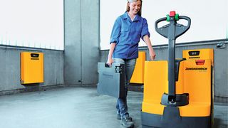 Mit einer Bleibatterie nicht vorstellbar. Die Lithium-Ionen-Batterie wiegt nur 14 kg. Eine Bleibatterie mehr als das Zehnfache. Ein Vorteil für die neue Technik.  (Bild: Jungheinrich)