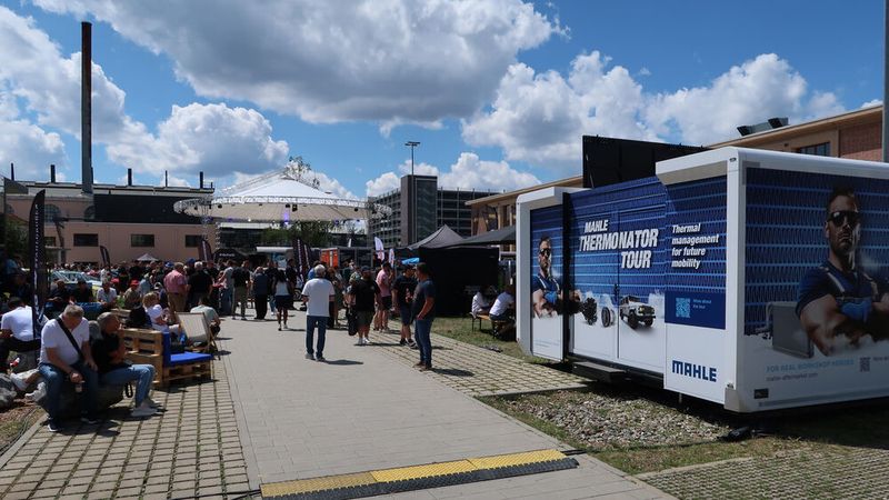 Die Versorgung mit Speisen, Getränken und Plätzen zum Innehalten war seitens LKQ Stahlgruber gut gelöst. (Bild: Diehl – VCG)