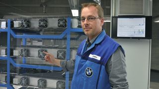 Er haucht den Batterien des Elektroautos i3 neues Leben ein. Stefan Köhn verantwortet den Energie- und Gebäudebetrieb im Werk Leipzig. (Bild: Robert Weber, VBM)