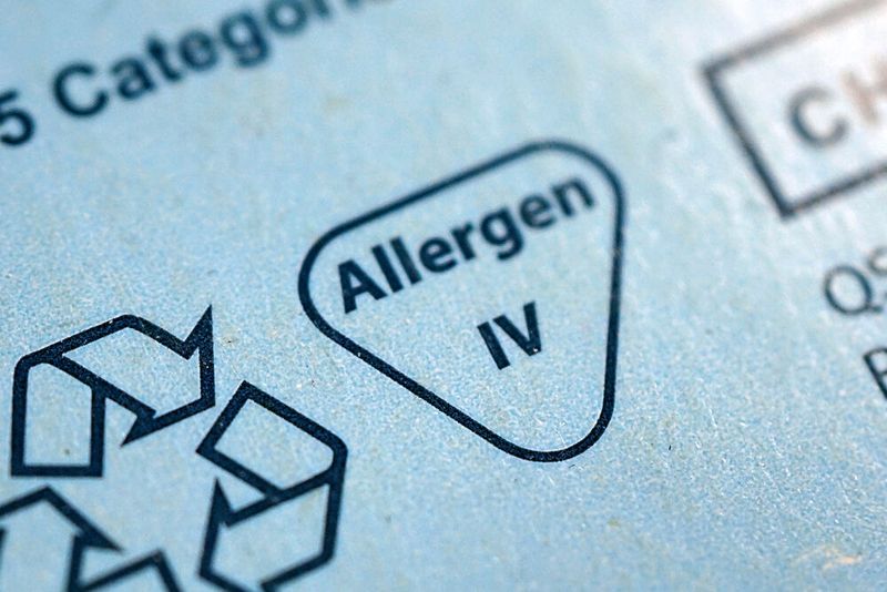 6. Allergien proaktiv managen Latexallergien reichen von leichten Hautausschlägen bis zu lebensbedrohlicher Anaphylaxie , daher sollten Latexhandschuhe komplett vermieden werden, wenn jemand im Labor allergisch ist. Jedes Handschuhmaterial kann Hautempfindlichkeiten verursachen, was oft auf chemische Beschleuniger zurückzuführen ist, die in der Handschuhherstellung verwendet werden. Spezielle Produkte, die beschleunigerfrei sind, tragen die FDA-Autorisierung „Low Dermatitis Potential“ und reduzieren klinisch erwiesen Hautreizungen.   Lesetipp:  Latex-freie Einmalhandschuhe  (Bild: Starlab)
