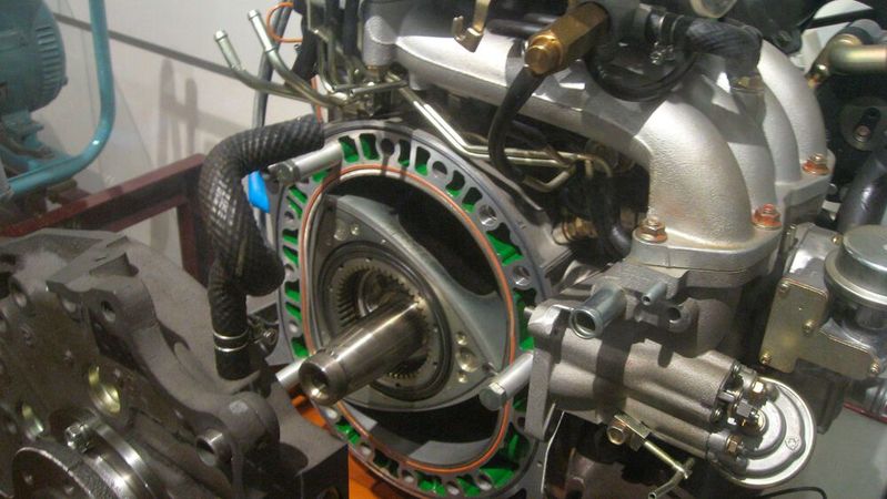 Der Wankelmotor hat nur wenige bewegliche Teile, die durch ihre kompakte Bauweise einen vergleichsweise geringen Platzbedarf haben. Der Wankelmotor hat nur wenige bewegliche Teile, die durch ihre kompakte Bauweise einen vergleichsweise geringen Platzbedarf haben.