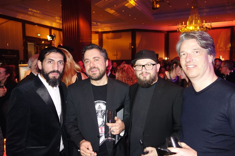 (v. l.) Numan Acar und David Wnendt mit Freunden (Bild: IT-BUSINESS)