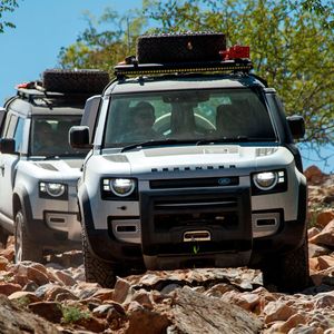 Neue Akzente setzen die verspielten LED-Leuchten vorne... (Bild:  Land Rover)