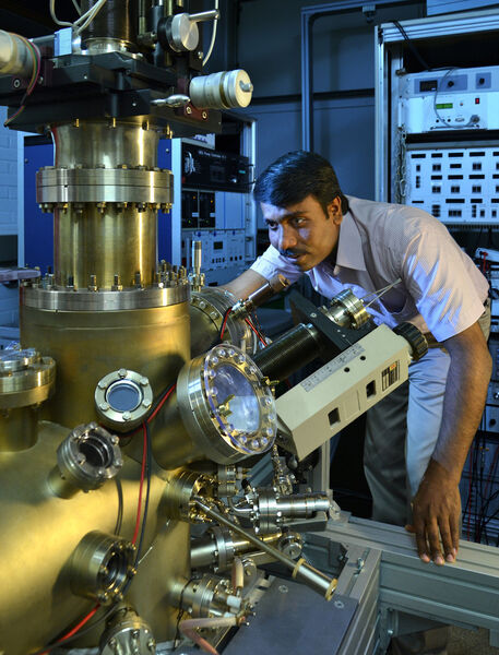 Abb. 2: Physiker Gopakumar bei der Arbeit mit schaltbaren Molekülen am Rastertunnelmikroskop. (Bild: Jürgen Haacks/CAU)