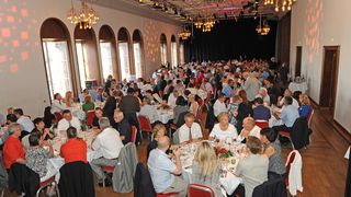 Über 200 Gäste nahmen an der Jubiläumsfeier teil, durch die ein abwechslungsreiches Programm führte. (Schweiz. Maschinen Import AG)