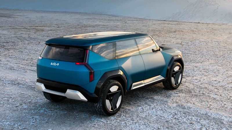 Glatte Flächen und scharfe Kanten prägen des Blechkleid des EV9. (Bild: Kia)