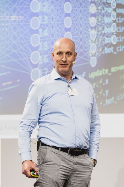 Präzise Lokalisierungs- und Prozessdaten durch  IO-Link, omlox, NOA und MTP – diese Technologien dienen als Grundlage für KI-Anwendungen, Transparenz und intelligente Steuerung, wie Dr. Matthias Jöst von omlox erklärt. (Bild: Stefan Bausewein)