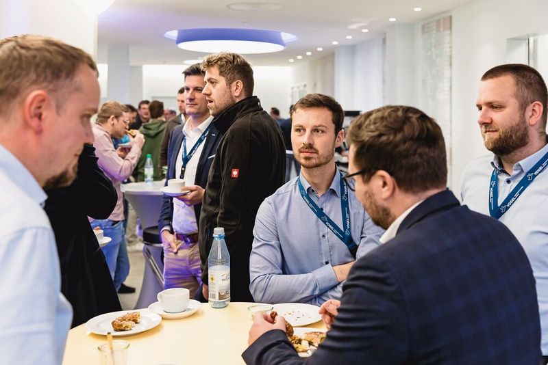 In den Pausen lohnte sich ein Besuch der Ausstellung. (Bild: Stefan Bausewein)