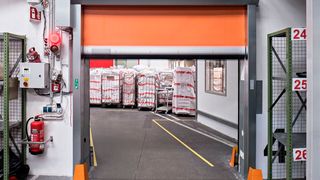 Das Schnelllauftor von Efaflex sorgt für konstantere Temperaturen im Auslieferungslager der Josef Urzinger GmbH. (Bild: Efaflex Tor- und Sicherheitssysteme)