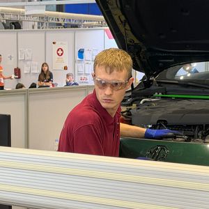 Dann ging es in die Wettbewerbe. Der Deutsche Hannes Wirsing hier an der Station mit Aufgaben zu Assistenzsystemen und Karosserieelektronik.(Bild:  Schmidt - VCG)