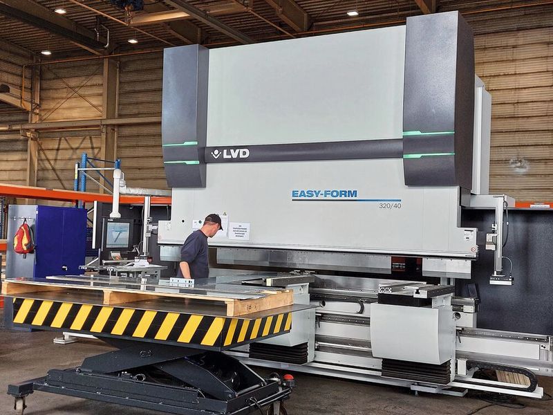 Die hydraulische Abkantpresse Easy Form von LVD bietet 320 Tonnen Presskraft und 4 Meter Arbeitslänge. Sie steht seit 2022 bei Lödige Industries in Warburg. (Bild: VCG/Finus)