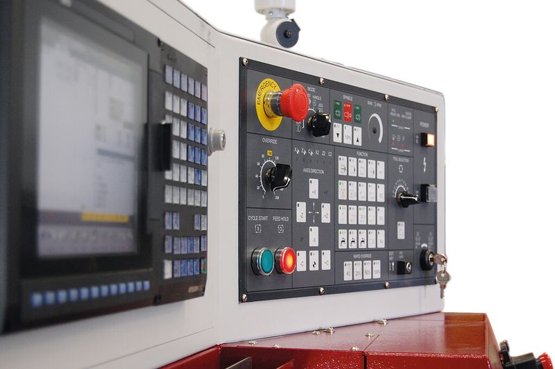 Bild 4: Hochgenaue Encoder in der Steuerung takten in einer für diese Maschinenleistungklasse einzigartigen Auflösung: das sorgt für die nötige Präzision. Bedient werden die Maschinen über die Mitsubishi-M70-V-Steuerung. (Bild: Kaast)