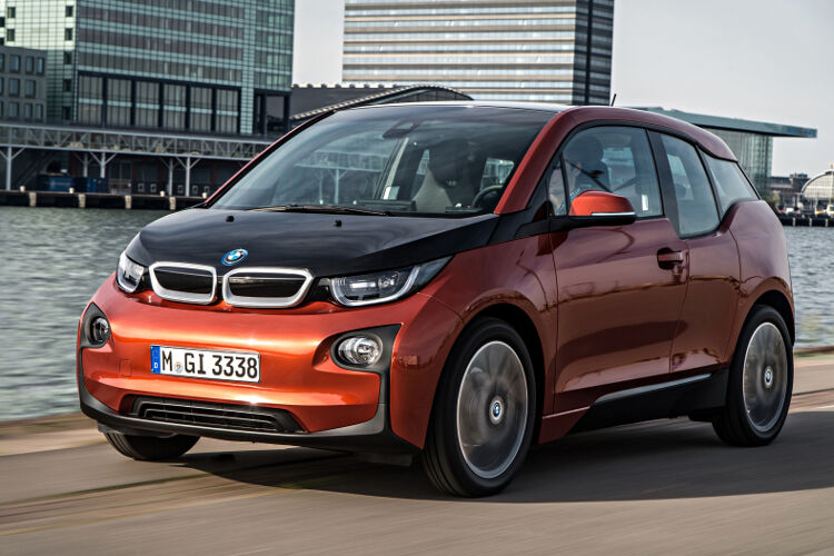Der BMW i3 stößt für ein Elektroauto auf reges Interesse: 11.000 Bestellungen hatte der Hersteller Anfang 2014 und 100.000 Anfragen für Probefahrten. Die Lieferzeiten für den Wagen mit der ganz aus Karbon gefertigten Karosserieaußenhaut betragen inzwischen sechs Monate. (Foto: BMW)