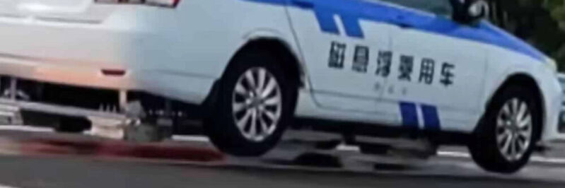 Versuchsanordnung: das auf einem Magnetkissen schwebende Auto in China. 