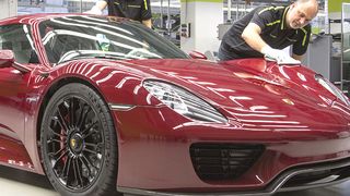Letzter Feinschliff am Porsche 918 Spyder: Das letzte der insgesamt 918 Fahrzeuge verlässt die Manufaktur in Zuffenhausen. (Foto: Porsche)
