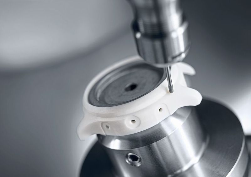 Die Ultrasonic 20 linear 3. Generation bearbeitet auch hartes Zirkonoxid absolut präzise. (Bild: DMG Mori)