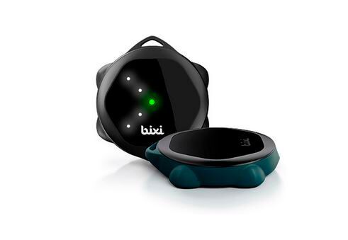 Bixi heißt ein kompakter Controller des französischen Herstellers Bluemint Labs, mit dem sich Gesten-Befehle an ein per Bluetooth Smart verbundenes Mobilgerät schicken lassen. So kann man mit Bixi beim Autofahren ein Smartphone steuern - z.B. zwischen Telefon, Navigation und Musikwiedergabe umschalten, in Karten hinein- oder herauszoomen, durch Playlists scrollen und einzelne Songs auswählen -, ohne das Display des Telefons berühren zu müssen. Bixi ist laut Anbieter kompatibel mit mehr als 100 Apps. Das akkubetriebene Gerät erweist als überaus lernbegierig, denn es wird umso intelligenter, je häufiger man es bedient. Die jüngste Version verfügt zusätzlich über ein Mikrofon, sodass man mit Bixi jetzt auch sprechen kann. http://bixi.io/ (Bild: Bluemint Labs )
