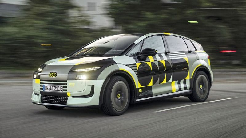 Audi zeigt den neuen A2 E-Tron nur noch leicht mit Folie getarnt.(Bild:  Audi AG)