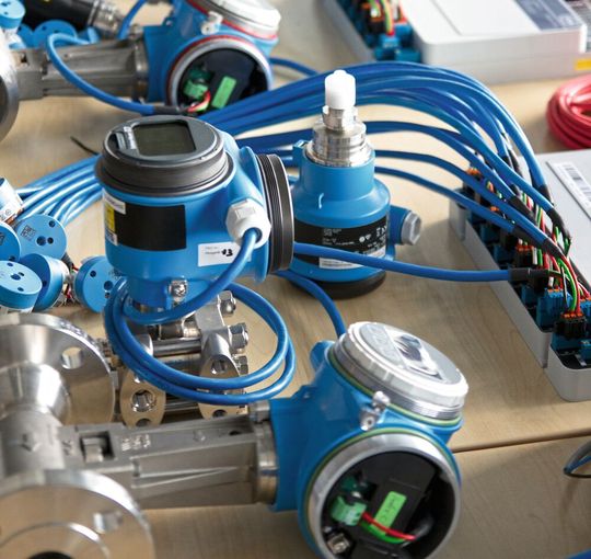 Ethernet-APL im Praxistest: Endress+Hauser validierte gemeinsam mit Covestro, BASF und Yokogawa die Skalierbarkeit von Ethernet-APL in einer komplexen, herstellerübergreifenden Prozessautomatisierungsumgebung.(Bild:  Endress + Hauser)