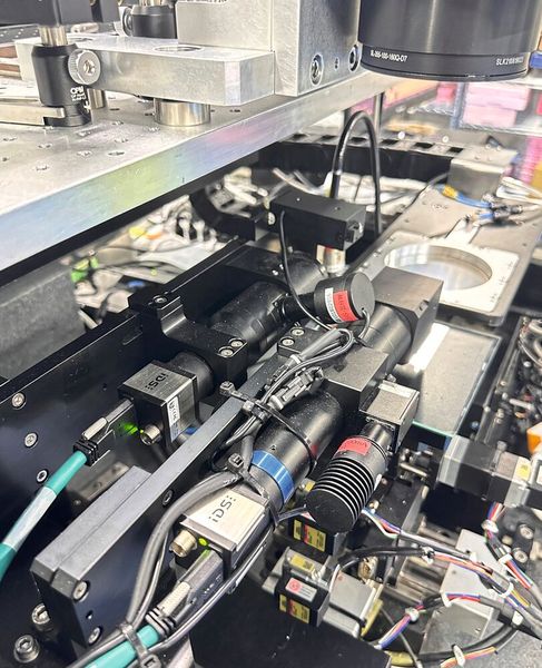 Zwei U3-3890CP-M-GL Rev.2.2 Kameras von IDS identifizieren die Position eines Mikro-LED-Chips (Bild: IDS Imaging GmbH)