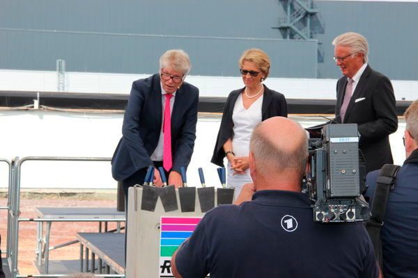 Nun wird der im Grundstein eingelassene Schaltschrank sorgsam verschlossen. (Reinhold Schäfer)