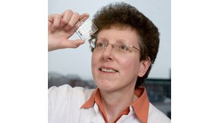 Prof. Dr. Andrea Robitzki mit einem Biochip. ((c) Universität Leipzig/Franziska Frenzel)