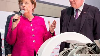 Bundeskanzlerin Angela Merkel und Hessens Ministerpräsident Volker Bouffier eröffneten am Donnerstag offizielle die Automesse IAA 2019 (Archivbild von 2017). (Messe Frankfurt)