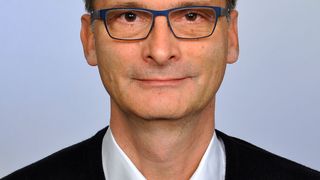 Prof. Dr.-Ing. Elias Klemm, Universität Stuttgart, wird mit der Dechema-Medaille ausgezeichnet.  (Dechema)