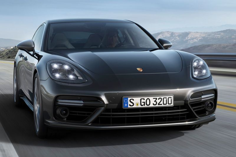 Bei 200 km/h liegen kaum mehr als 2.000 Touren an. Soll es schneller gehen, genügt dezentes Durchdrücken des Gaspedals.  (Porsche)