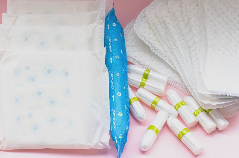 Hygieneprodukte (Tampons, Windeln, Feuchttücher usw.): 3 %Maßnahme: Feuchttücher nicht mit der Toilettenspülung entsorgen. Sparpotenzial: 3.400 t/a  Auch Feuchttücher, Tampons, Damenbinden und andere Hygieneprodukkte enthalten Kunststoff und gehören deshalb auf keinen Fall die Toilette heruntergespült. Damit das jedem bewusst wird, gilt ab dem 3. Juli 2021 eine neue Kennzeichnungspflicht in der EU, die darauf hinweist: „Produkt enthält Kunststoff“.    (Natracare/Unsplash)