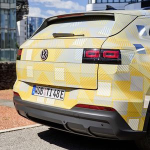 Der Hersteller verabschiedet sich damit sukzessive von der Nummerierung seiner Modelle. Seit September wird der ID Polo ausgeliefert.(Bild:  Volkswagen AG)